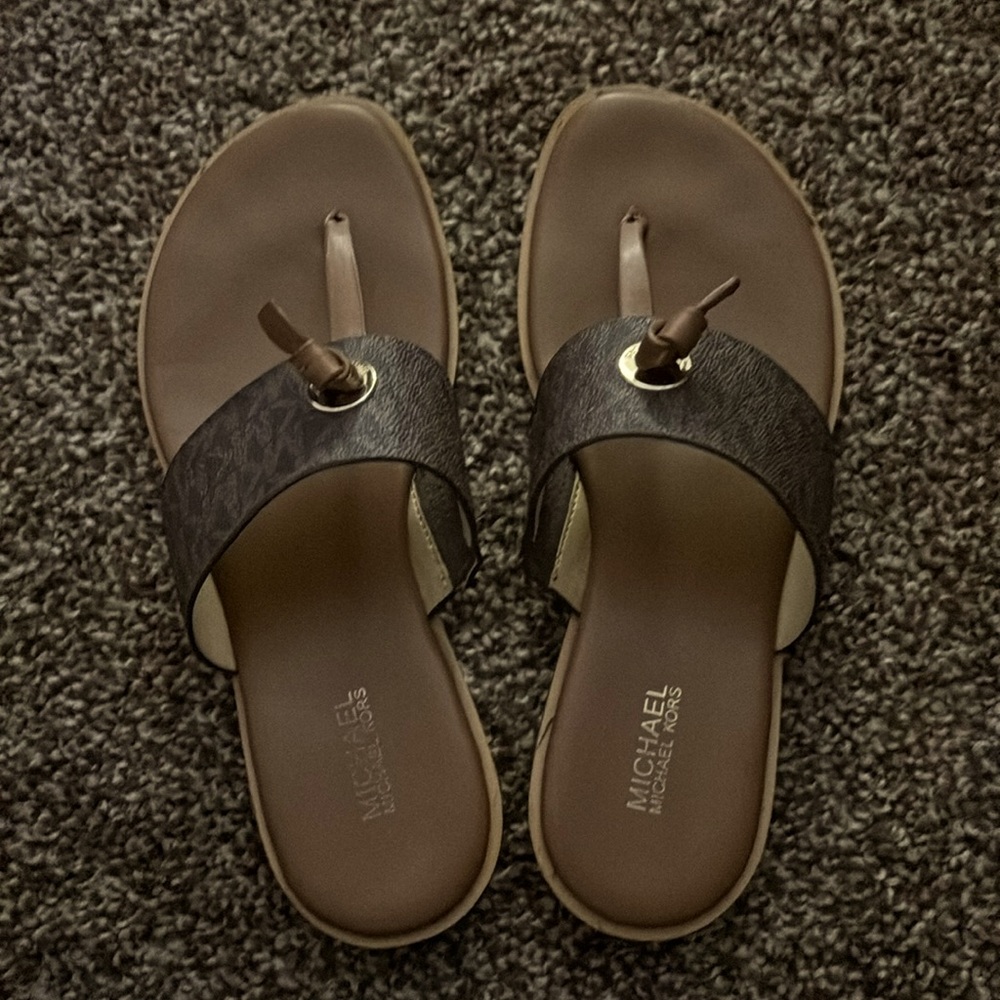 Size 7 MK flip flops in excellent condition